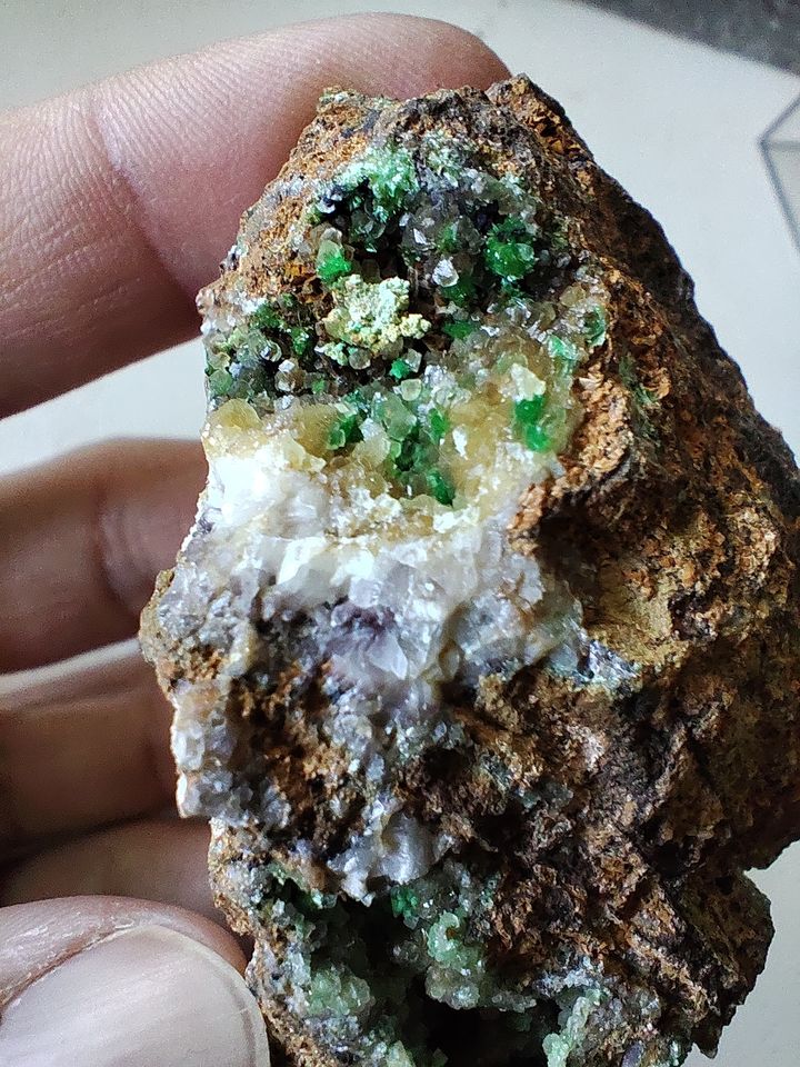 Annabergit Kristalle auf Calcit Mineralien MineralSteine grün in Creußen