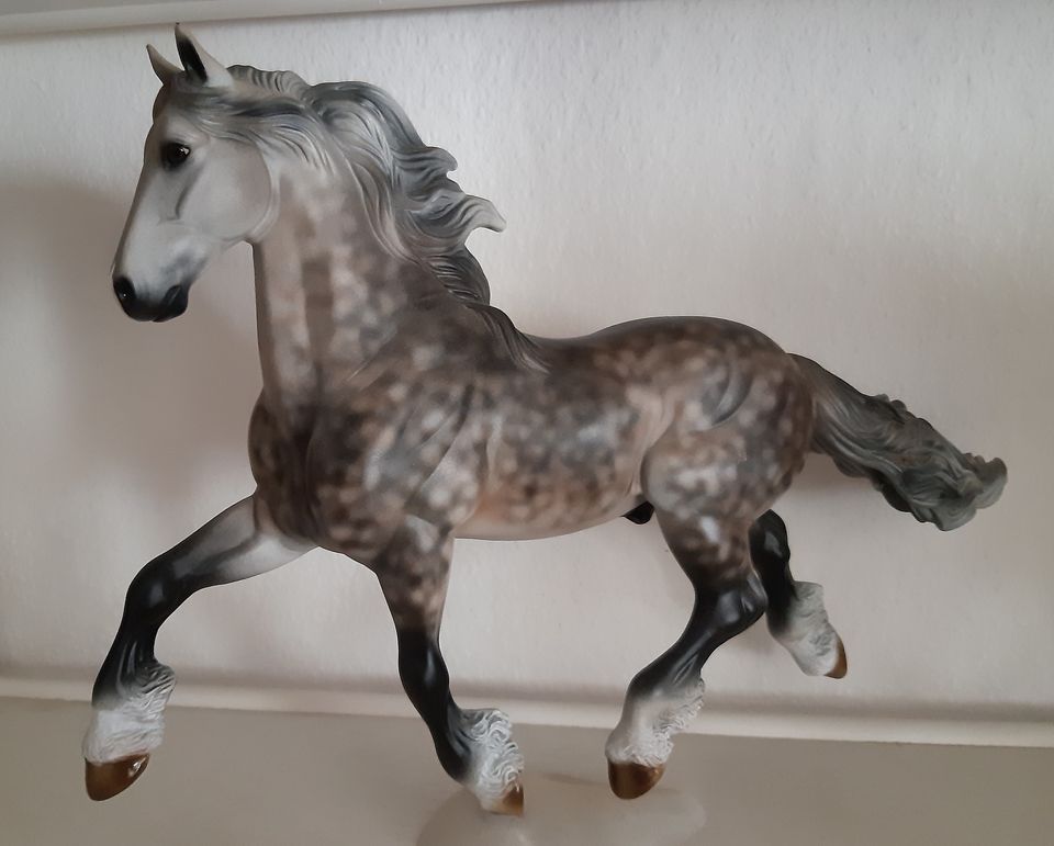 MODELLPFERD BREYER FRIESE dappl ROSE GRAY CM JCLAUS USA LSQ in Oberursel (Taunus)