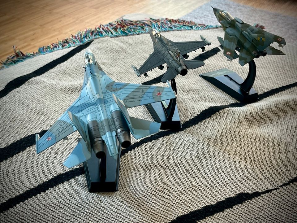 3x Hachette 1:100 Kampfjets Su-27 Flanker, F16 Falcon und Tornado in München