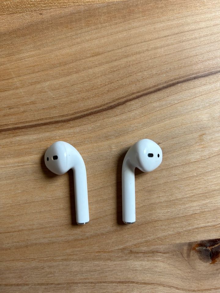 AirPods 2. Generation mit Ladecase in Hamburg