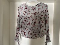 Bershka Damen Mädchen Tunika Bluse Oberteil XS grau floral Nordrhein-Westfalen - Gummersbach Vorschau