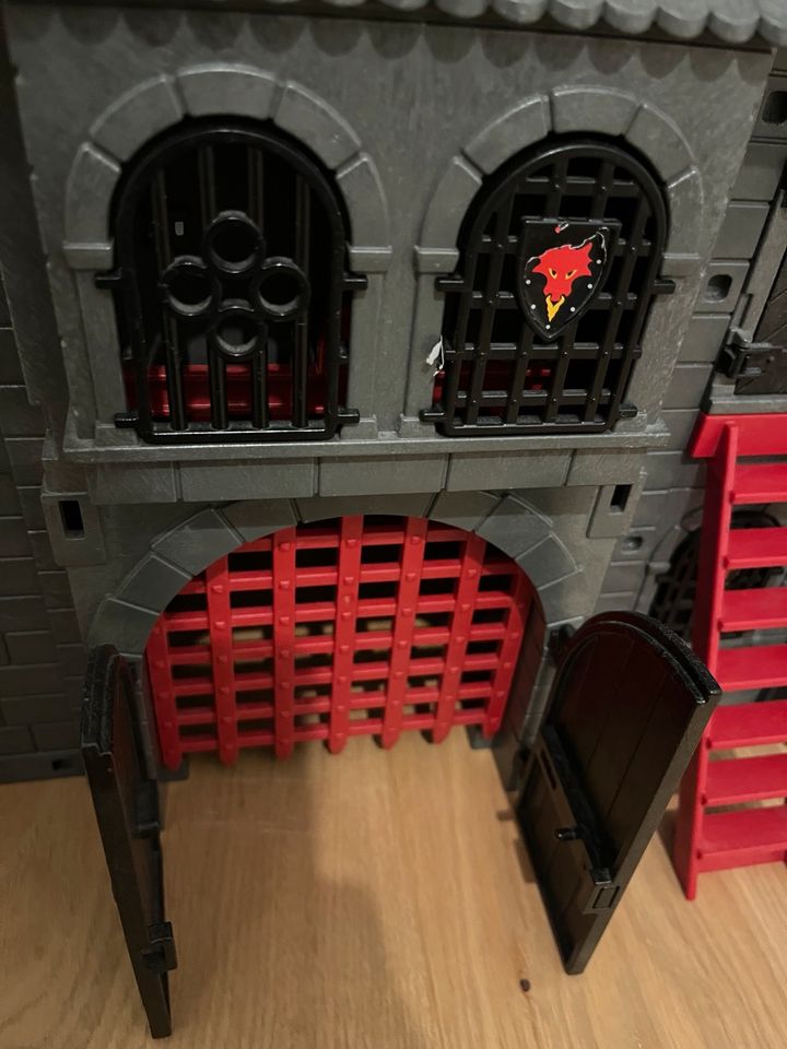 Playmobil Drachen Ritterburg Novelmore mit Zubehör 70x 70 in Isernhagen