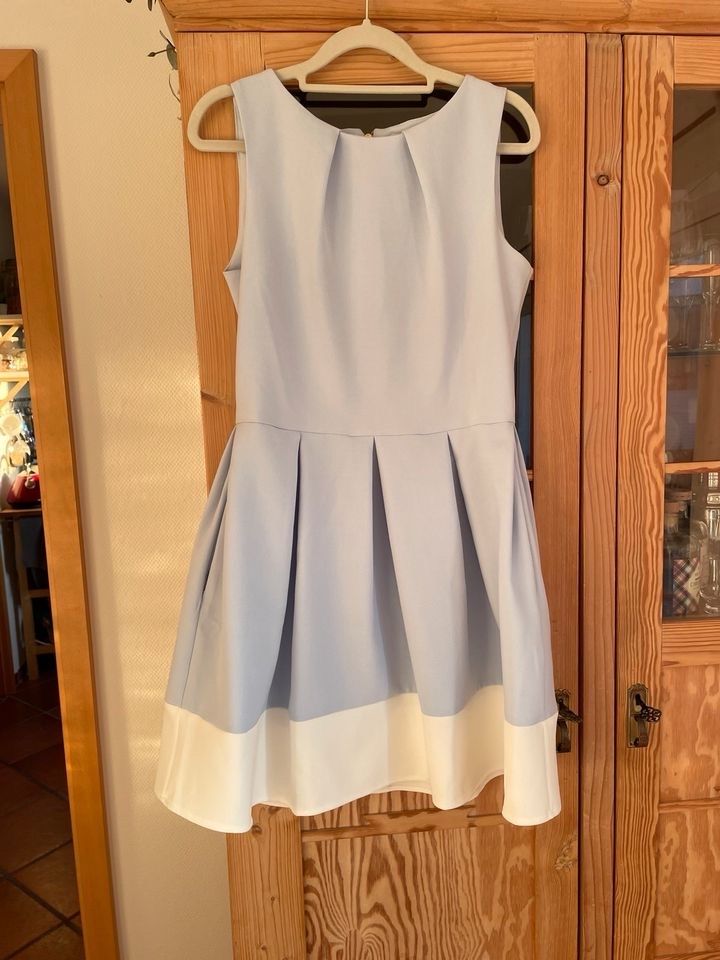 Süßes ausgestelltes Kleid m. Taschen Sixties in Extertal
