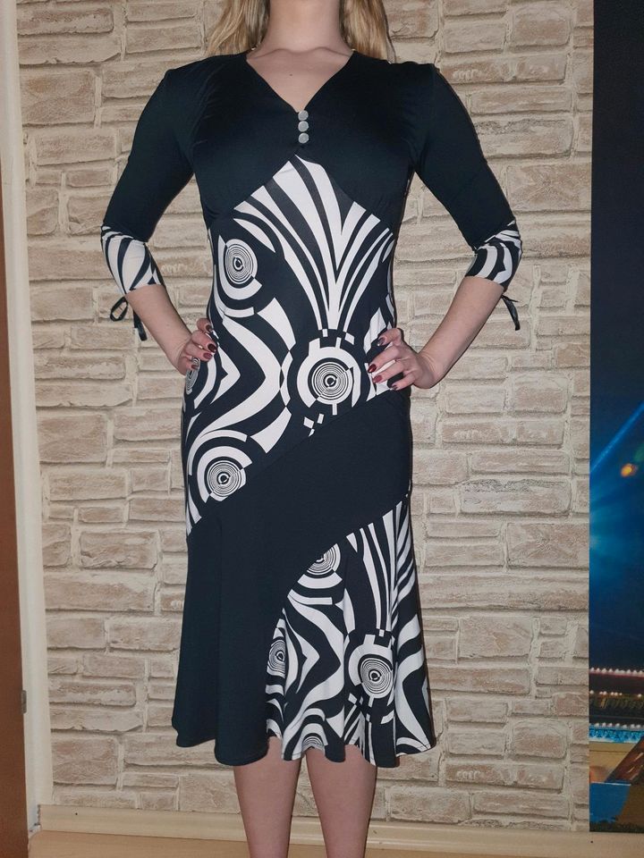 Kleid schwarz weiß in Wölfersheim