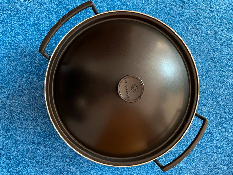 Le Creuset Wok Gusseisen schwarz 36cm Topzustand Metalldeckel in Ehningen