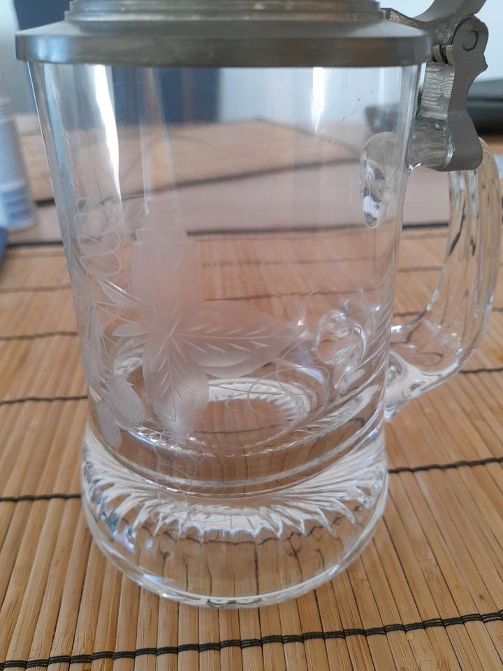Bierkrug aus Glas mit Deckel in Oberhaid