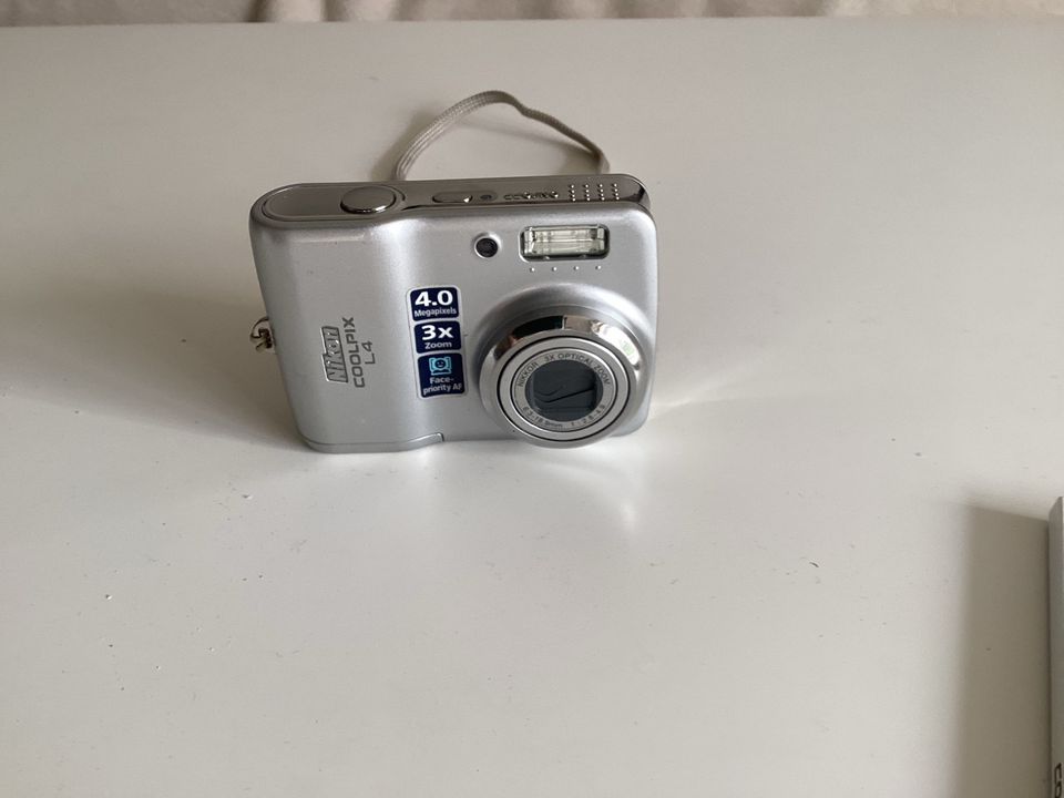 Nikon Coolpix L4 Digital Kamera Silber gebraucht in Neustadt