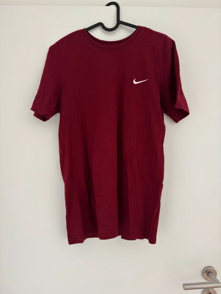 Nike sportswear Tshirt Shirt sportshirt rot S in Oyten