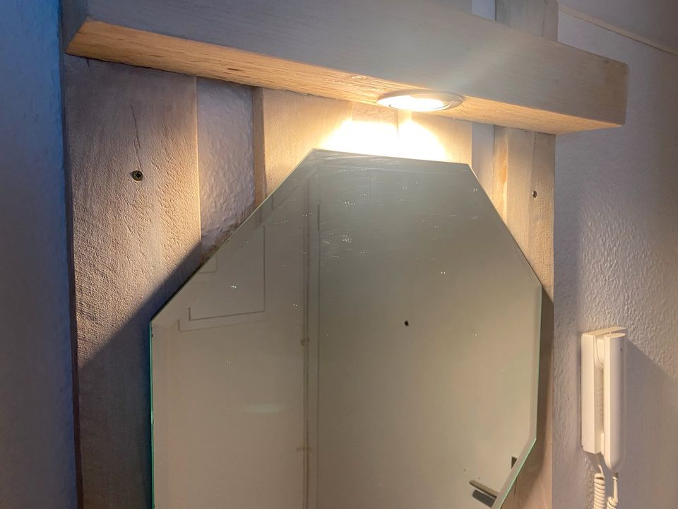 Schlüsselbrett mit Spiegel - Garderobe - Palettenmöbel - LED in Halberstadt