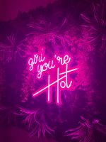 GIRL YOU‘RE HOT LED Schild NEON Dimmbar 50 X 47 NEU Mitte - Tiergarten Vorschau