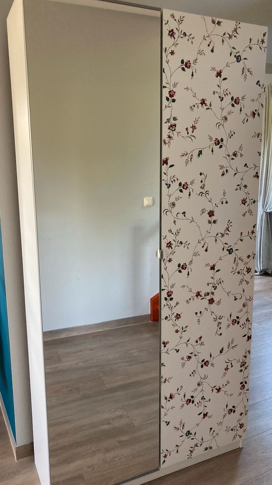 Ikea PAX Kleiderschrank weiß mit Türen/ Spiegel in Zarrentin