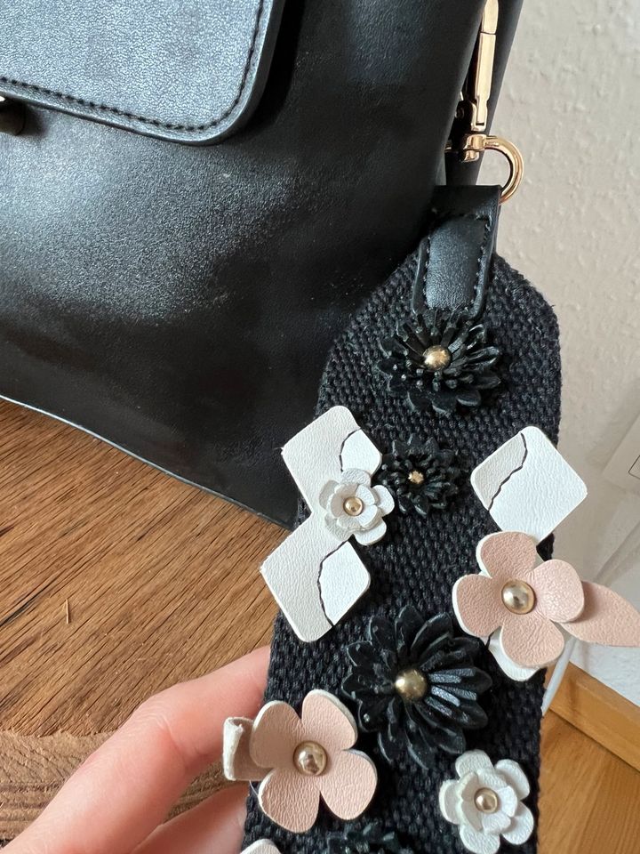 Mango schwarz Tasche mit Gurt Strap Blumen weiß rosa in Düsseldorf