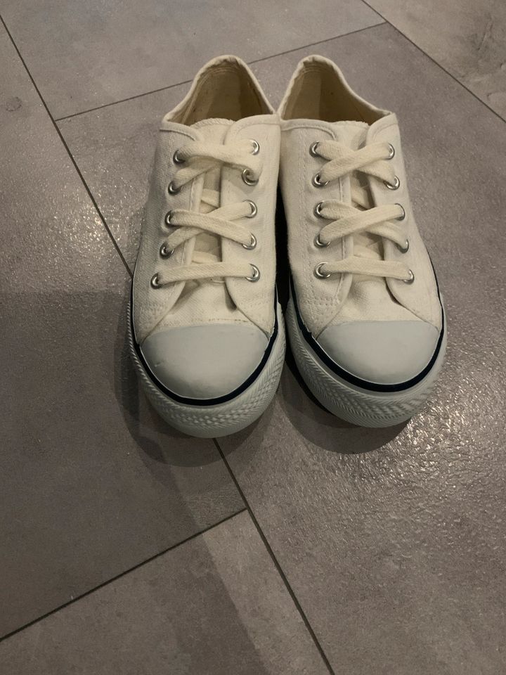 Chucks Halbschuhe Turnschue Weiß Gr. 35 NEU in Schaafheim