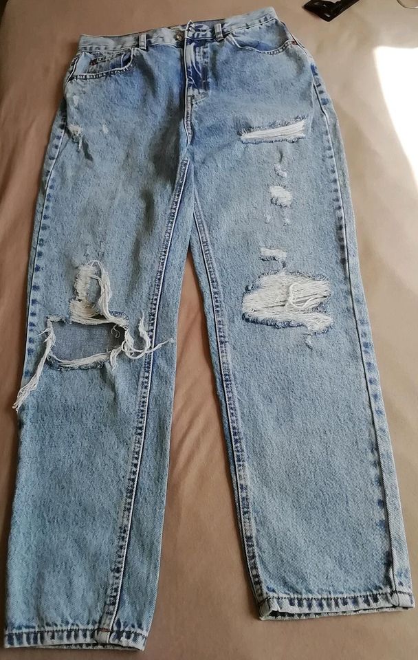 Damen Mädchen Jeans Größe M 38 Pull & Bear mit Rissen in Gelsenkirchen