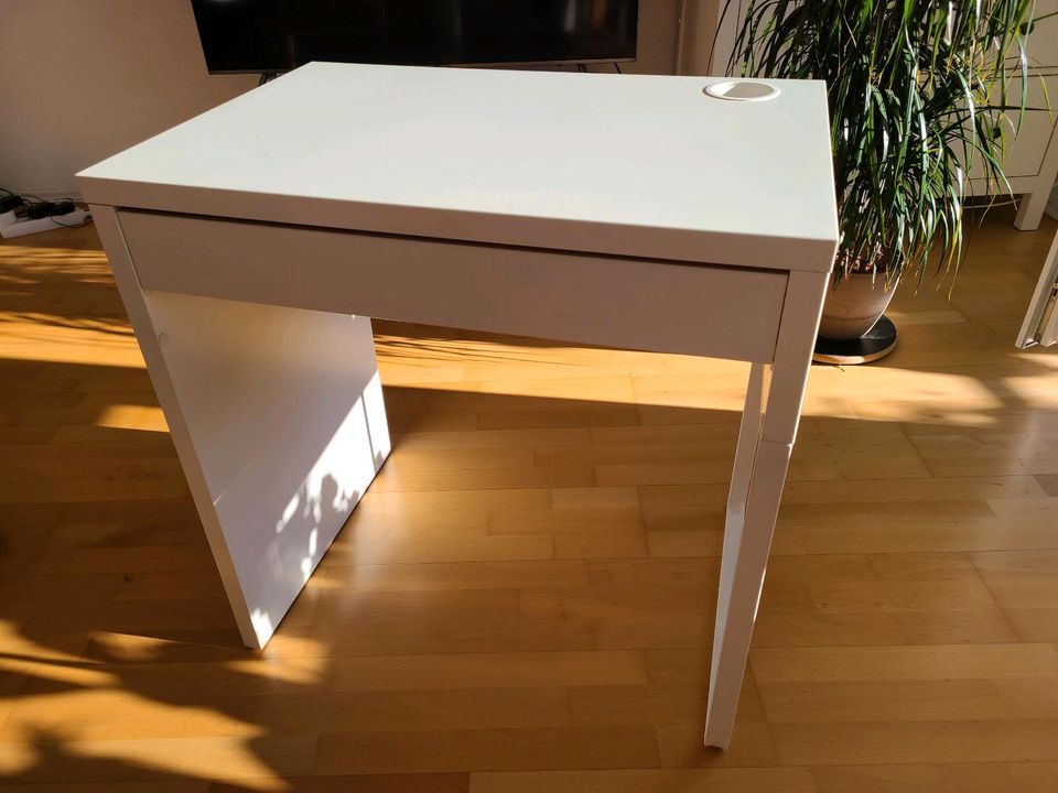 Schreibtisch, weiß + Stuhl, blau von Ikea in Darmstadt
