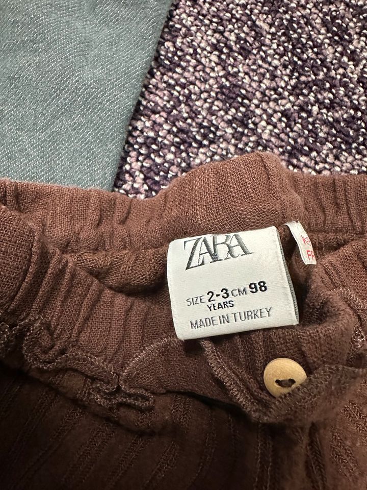 Kinder ZARA 5 Hose Jeans 5 st plus Pulli  zusam Gr 98/104 in Hambrücken