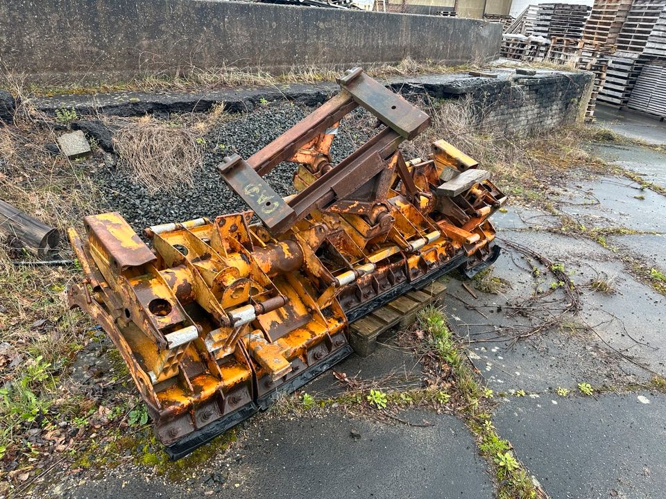 Schneeschieber/Räumwerkzeug für Radlader/Unimog/Mobilbagger in Herborn