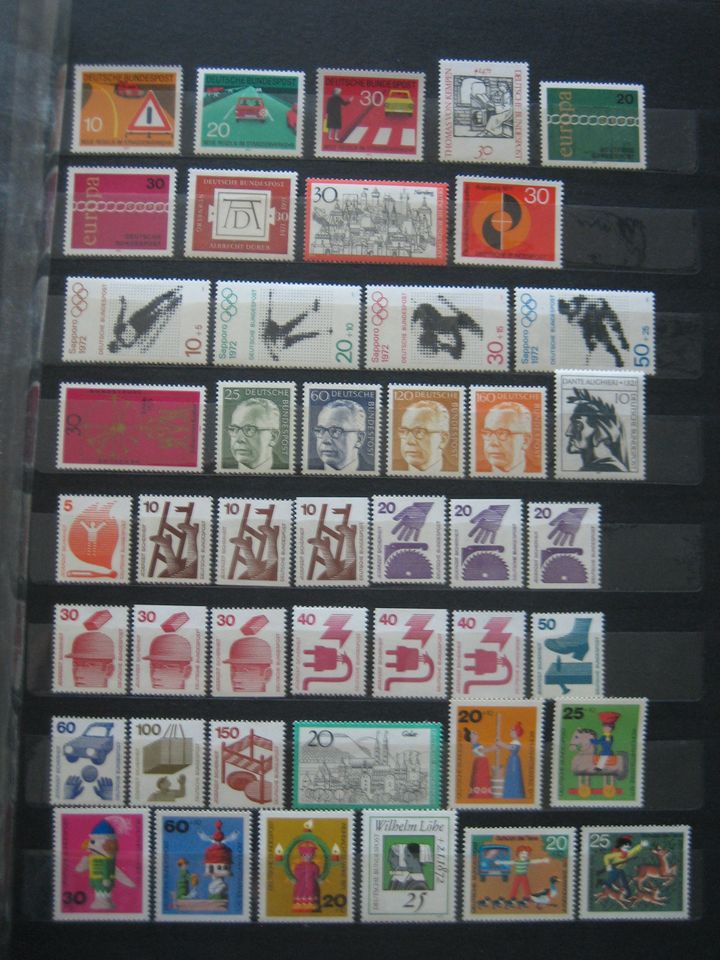 Altes Briefmarkenalbum mit über 600 Briefmarken Deutschland in Karlsruhe
