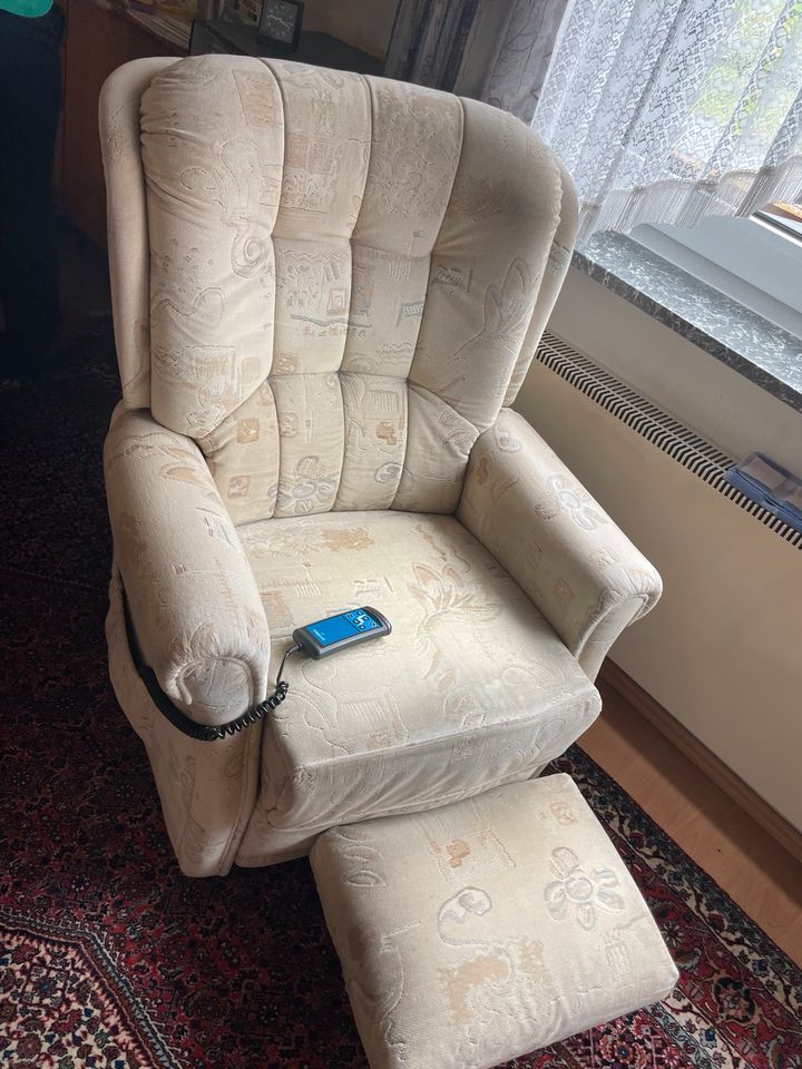 Gute erhaltene Couch und elektrischer Sessel in Northeim