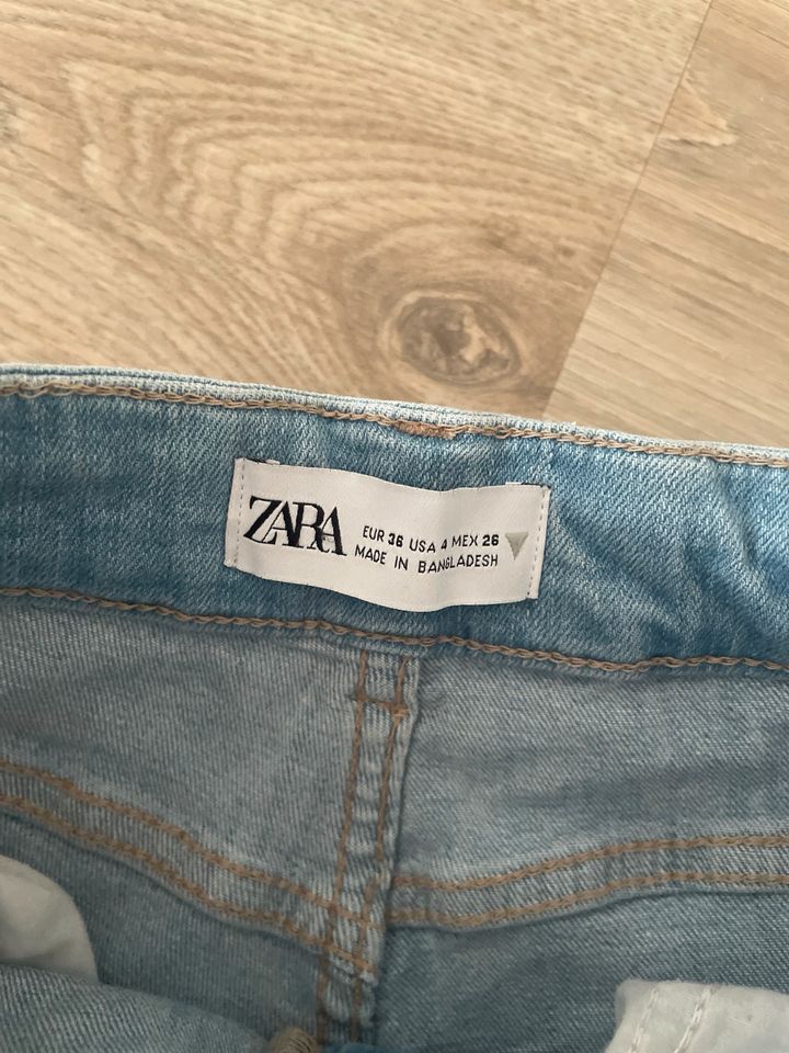Zara Jeans hellblau 36 S in Lübeck