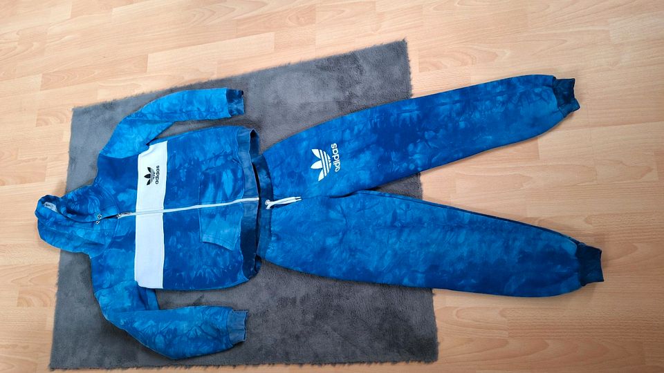 Blauer Adidas Trainingsanzug, gefüttert in Lichtenstein
