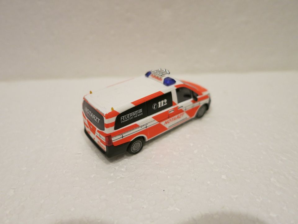 Busch 51118 Mercedes Benz Vito NEF Notarzt Feuerwehr Frankfurt H0 in Herten