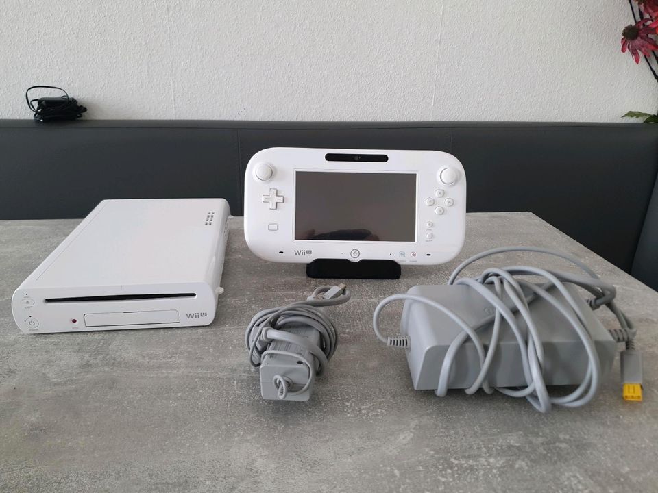 Wii U Konsole - Weiß - 8GB + Spiel in Köln