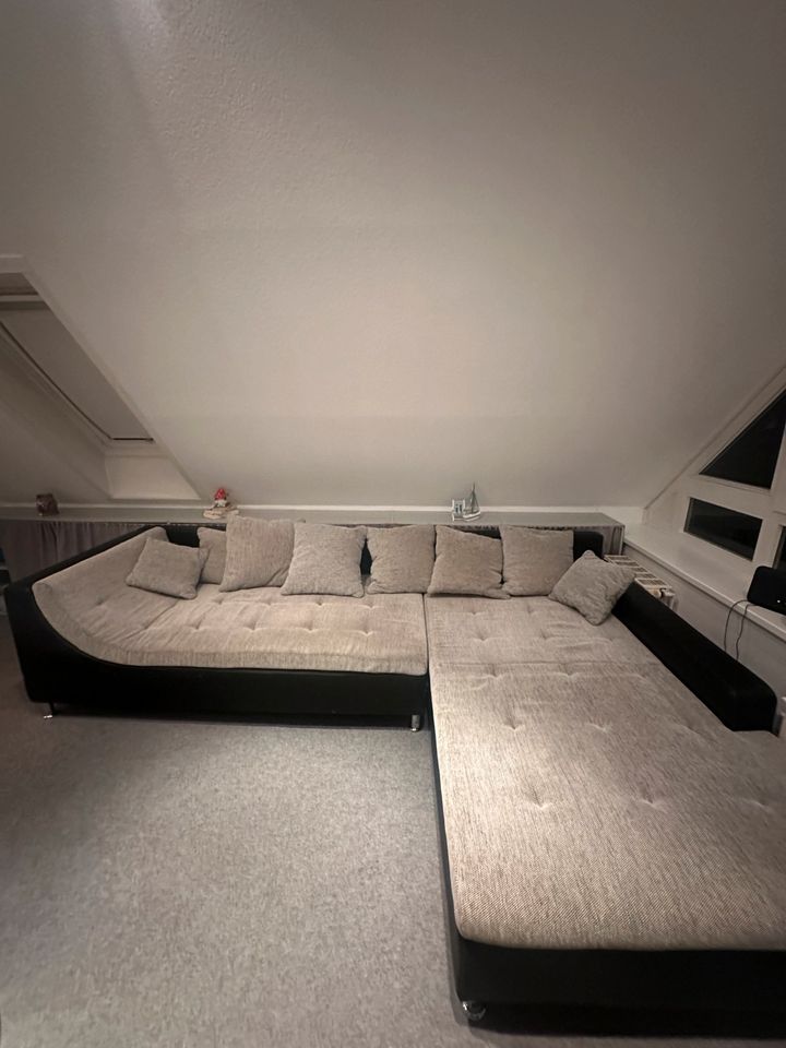 Sofa groß mit Kissen in Oldenburg