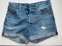 Kurze Levi‘s Jeans 501  in Größe W26 mit Knopfleiste Kr. München - Planegg Vorschau