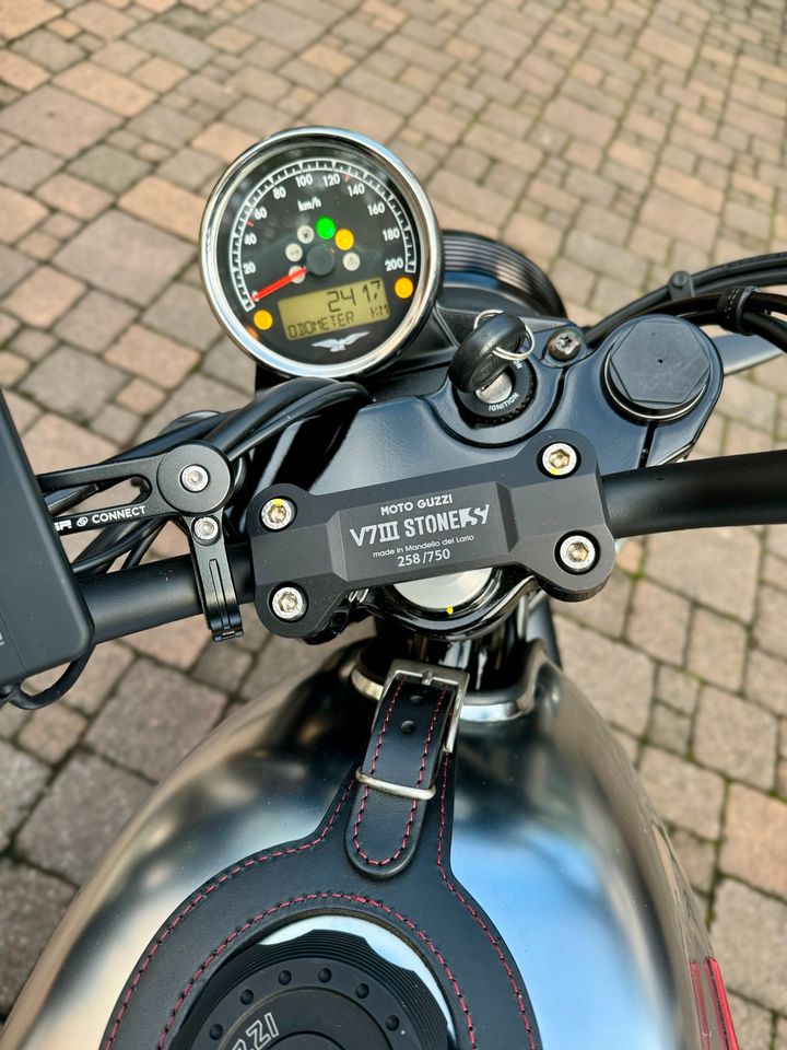 Moto Guzzi V7 3 Stone S Sammlerstück 258/750 Neuzustand LED in Erlau
