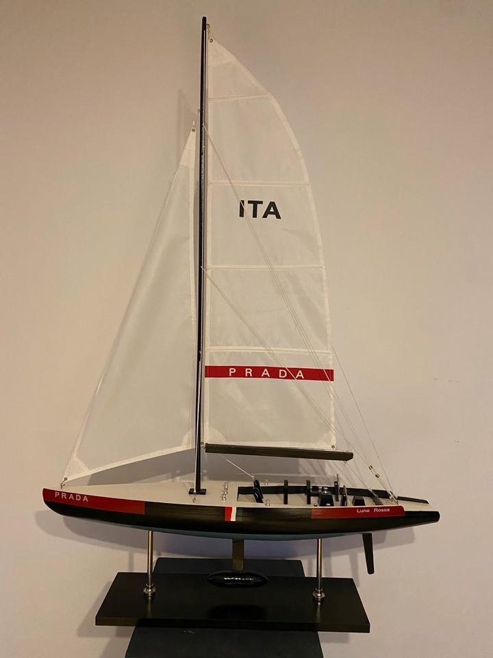Segelyacht Luna Rossa als Modell für die mediterrane Stube image
