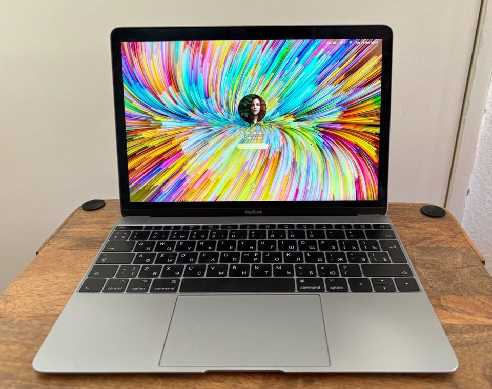 Macbook 2017, 12" — Russian / English keyboard — 8 GB / 250 GB in Berlin