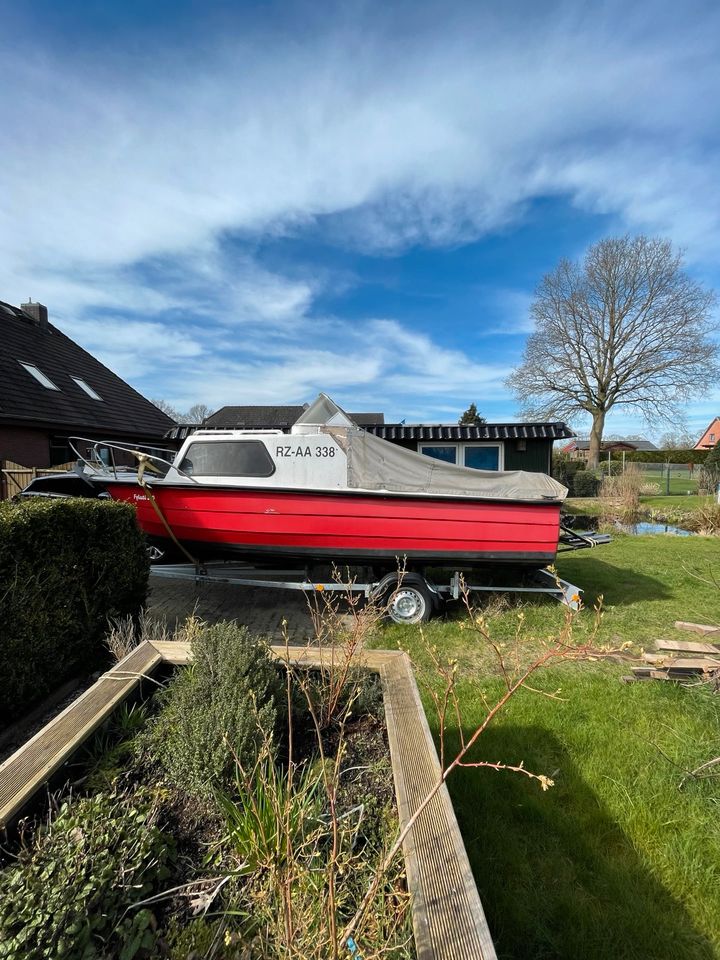 Boot Kajütboot mit Trailer in Wacken