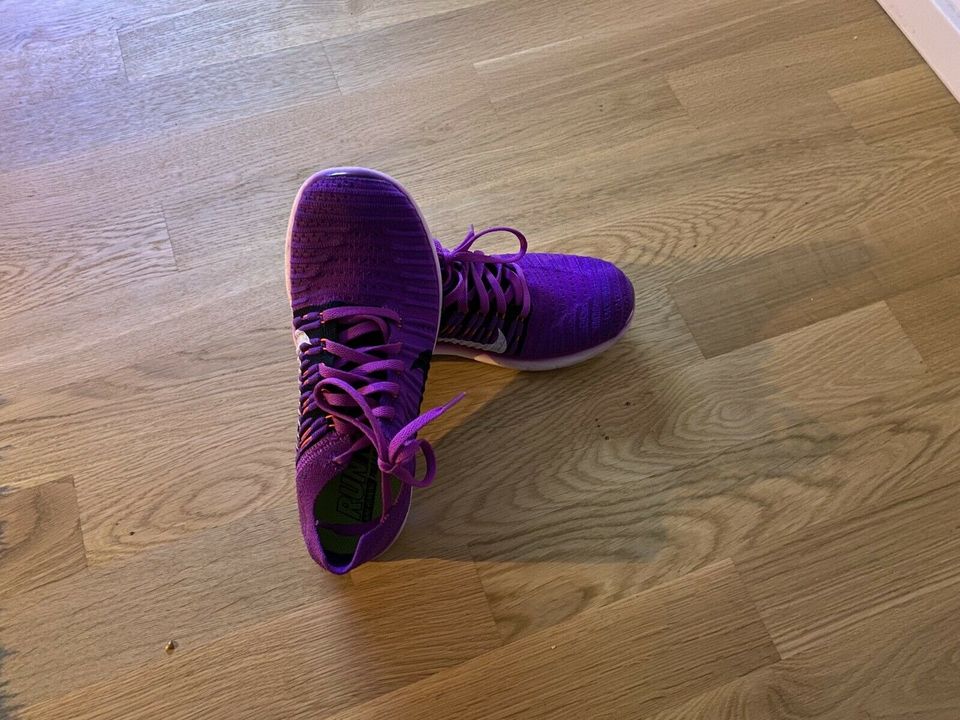 Nike Free Damenschuhe 38,5 lila in München