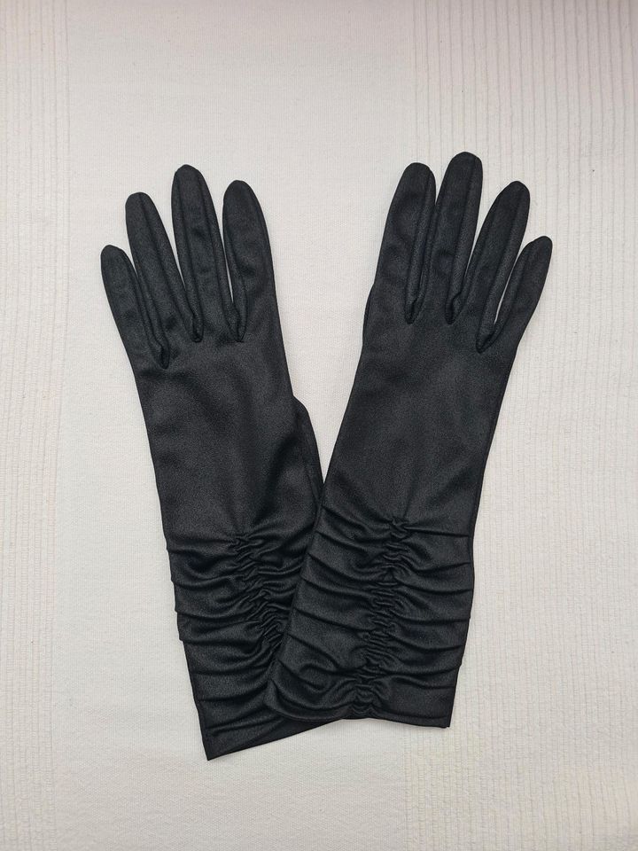 Schwarze Handschuhe aus Satin in Oberboihingen