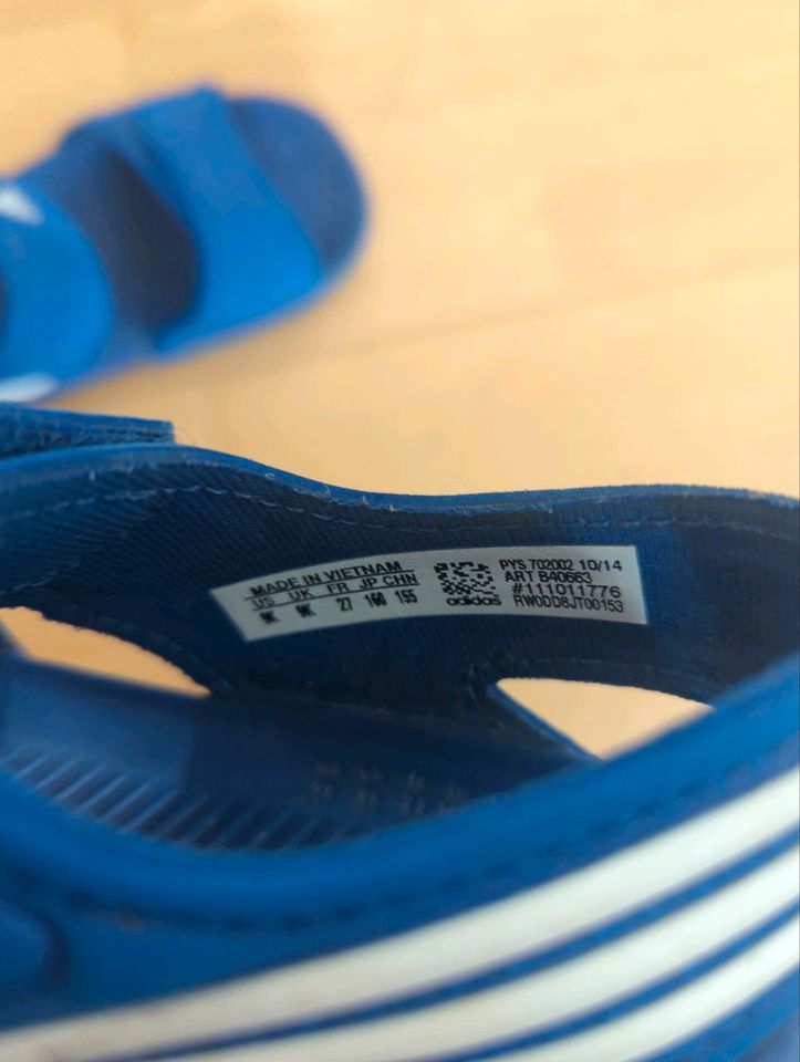 Adidas kinder Sandalen blau Größe 27 in Menden