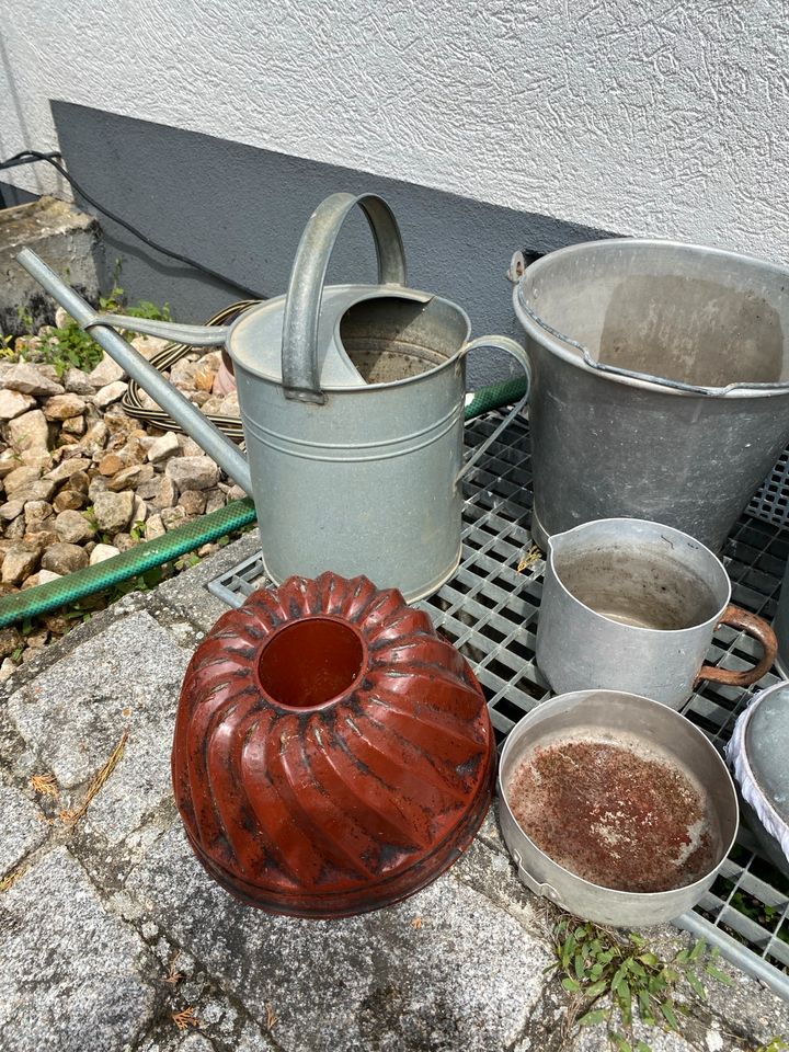 Gartendeko Zink Eimer Gießkanne Gugelhupf usw. in Schliengen