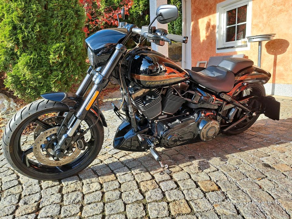 Harley Davidson Breakout CVO in Roßbach