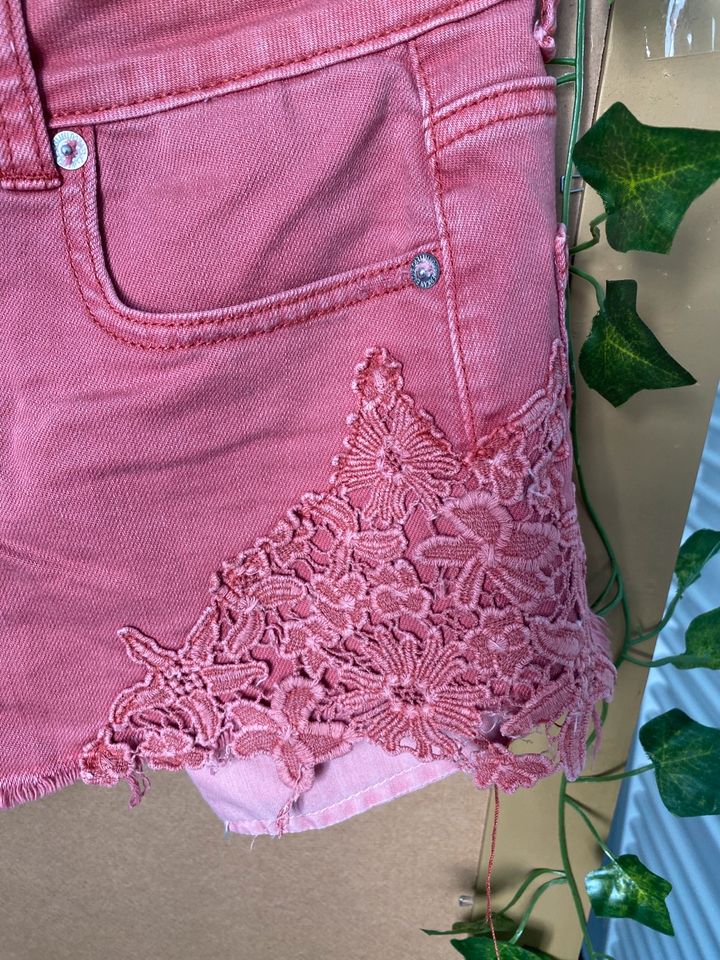 American Eagle Outfitters shorts pink mit Blumenstickerei in München