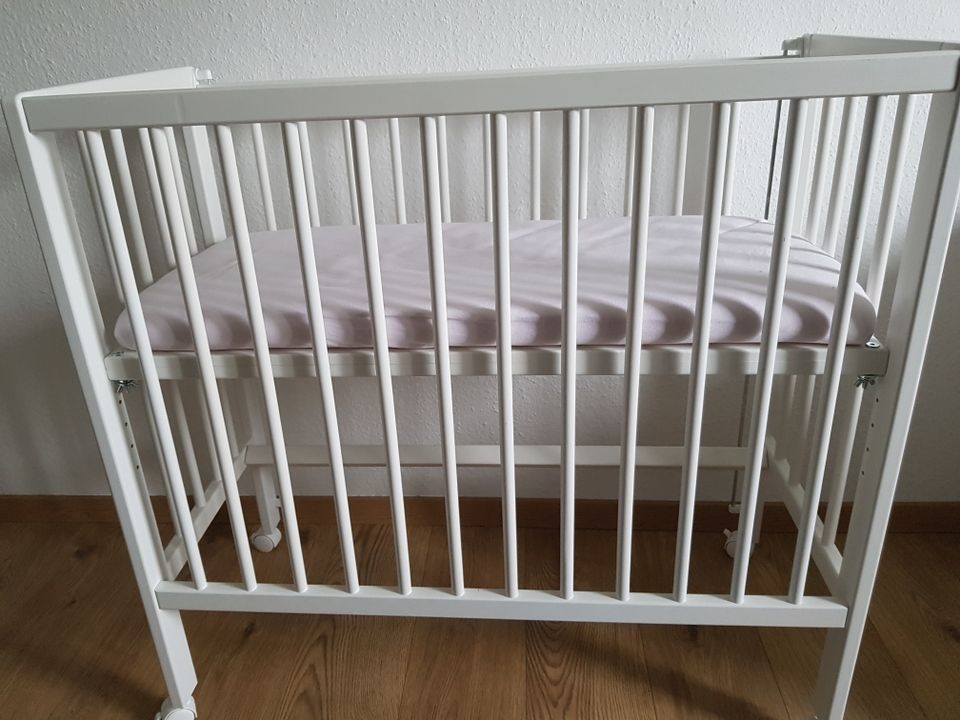 Babybett mit Matratze und Matratzenbezüge in Bovenden