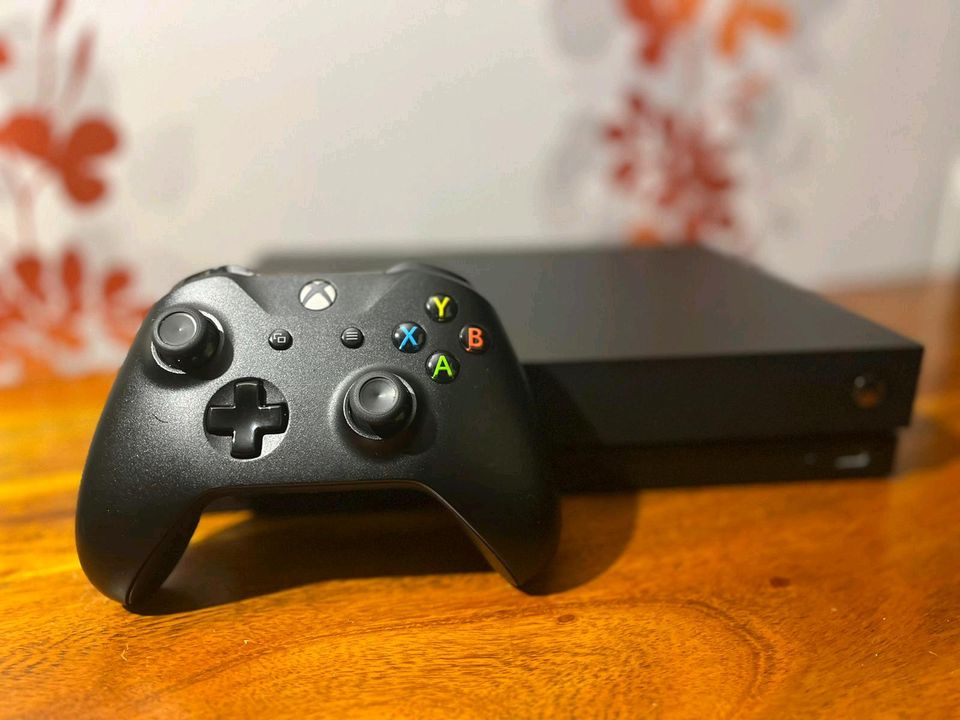 Xbox one X inclusive Zubehör in OVP in Waldweiler