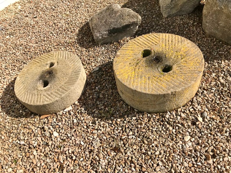 Alte Granitmahlsteine Mühlensteine Granitstein Mahlstein Deko Gar in Dingolfing