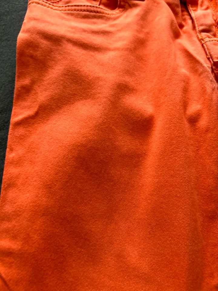 Orange Hose in Xs in Ofterdingen