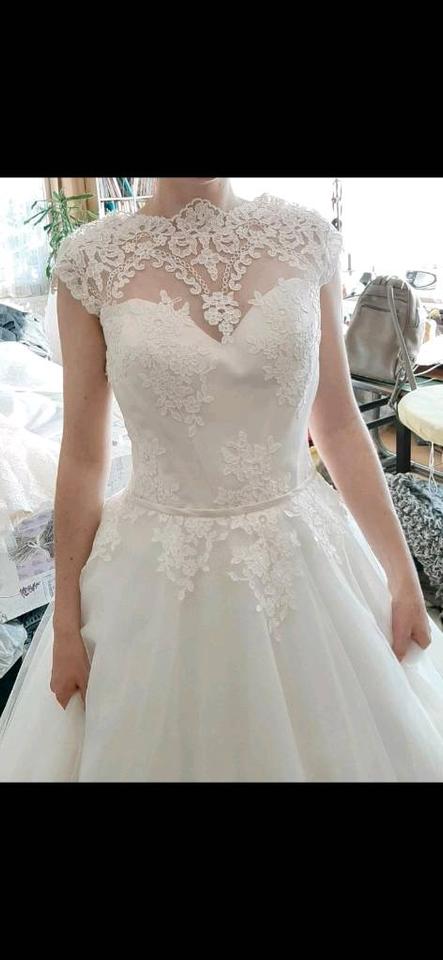 Hochzeitskleid mit Spitzen + Unterrock in Essenbach