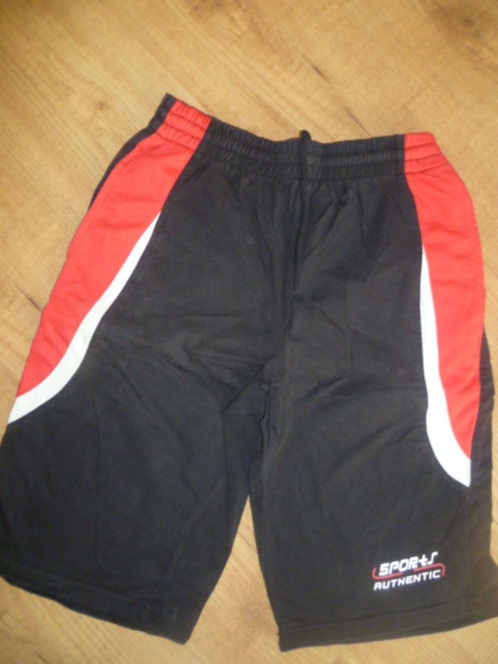 schöne Jungen Bermuda Shorts knielange Hose schwarz rot Gr. 158 in Erfurt