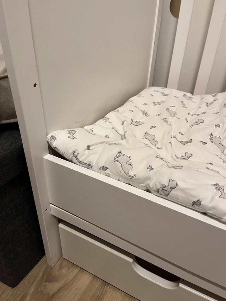 Babybett Kinderbett weiß inkl. Matratze und Bettkasten in Leipzig