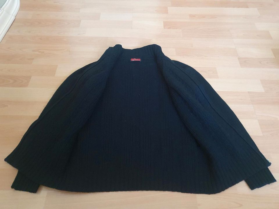 DAMEN WOLLE STRICKJACKE MUSTER / REIßVERSCHLUSS SCHWARZ GR.. M in Wuppertal