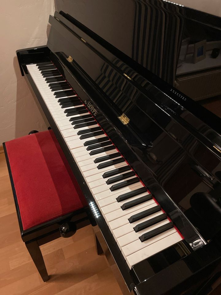 Klavier Piano schwarz sehr gut erhalten m Hocker in Kiel