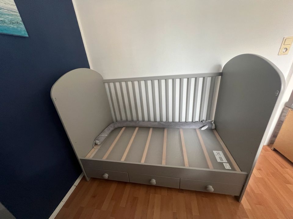 Babybett Kinderbett IKEA Gonatt mit Drömmande Matratze + Zubehör in München