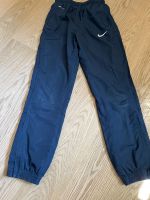Nike Jogginghose blau Gr.128-134 kleines Loch  Sachsen-Anhalt - Weißenfels Vorschau